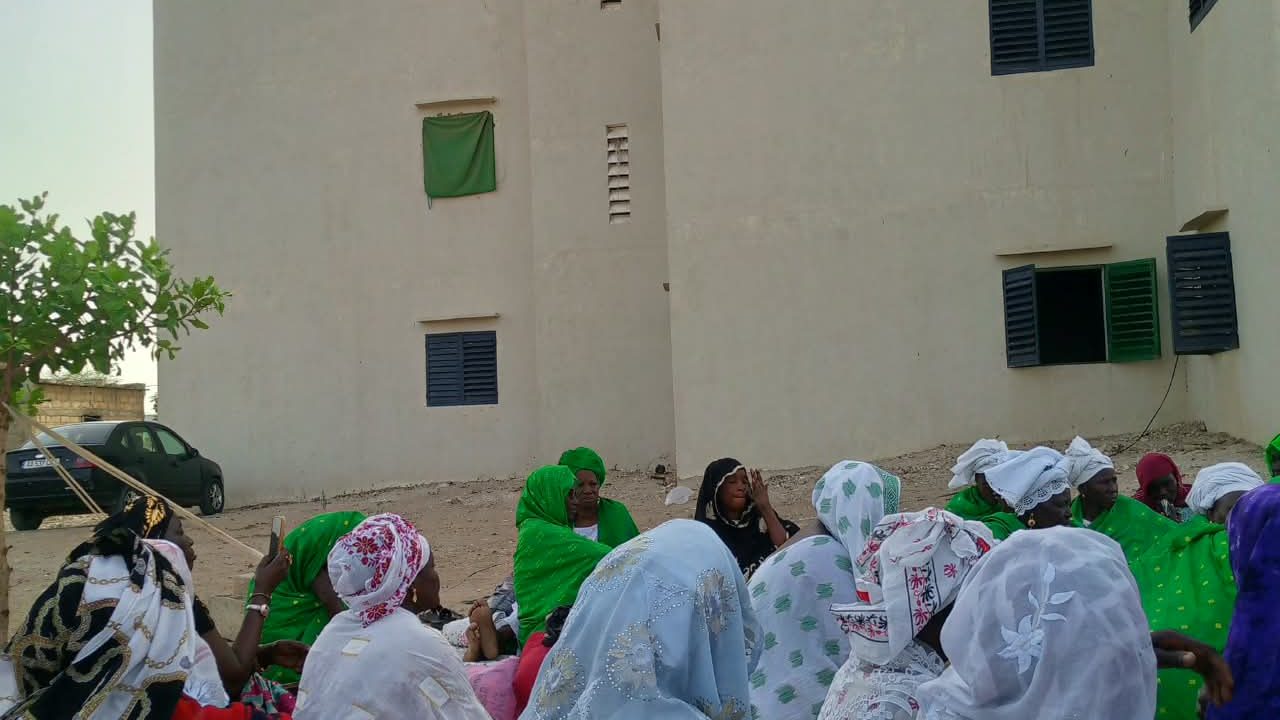 Une assemblée de femmes devant les locaux de l'orphelinat