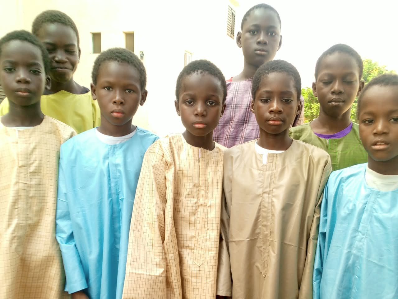 Un groupe de garçons de l'orphelinat en boubou