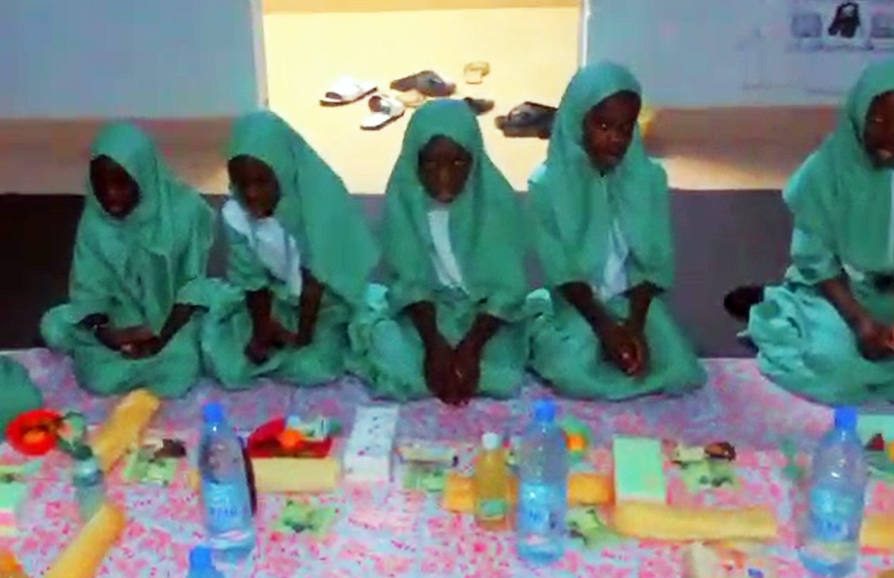 Des enfants de l'orphelinat pendant un repas