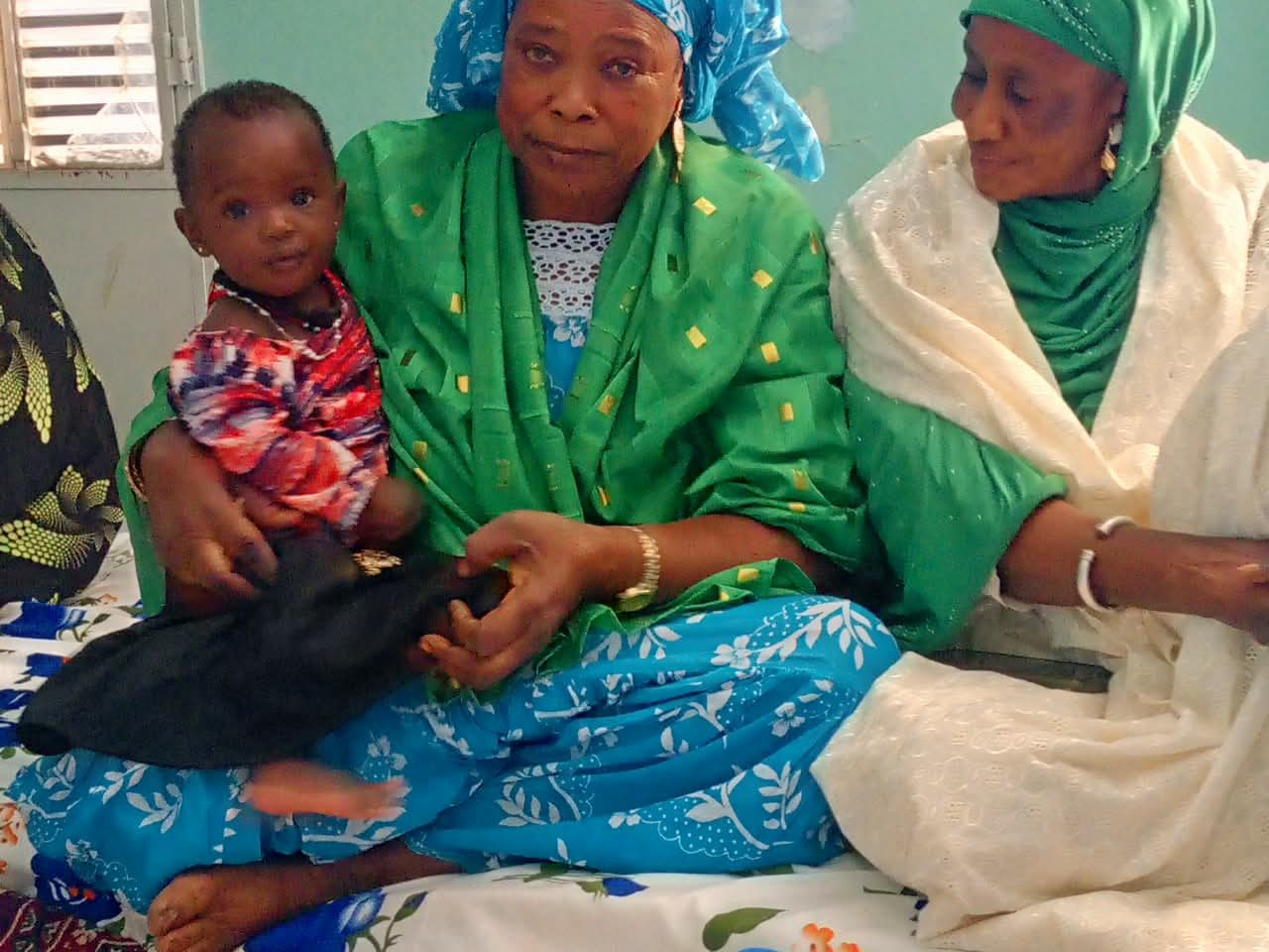 Trois nourrices de l'orphelinat, l'une portant un jeune enfant