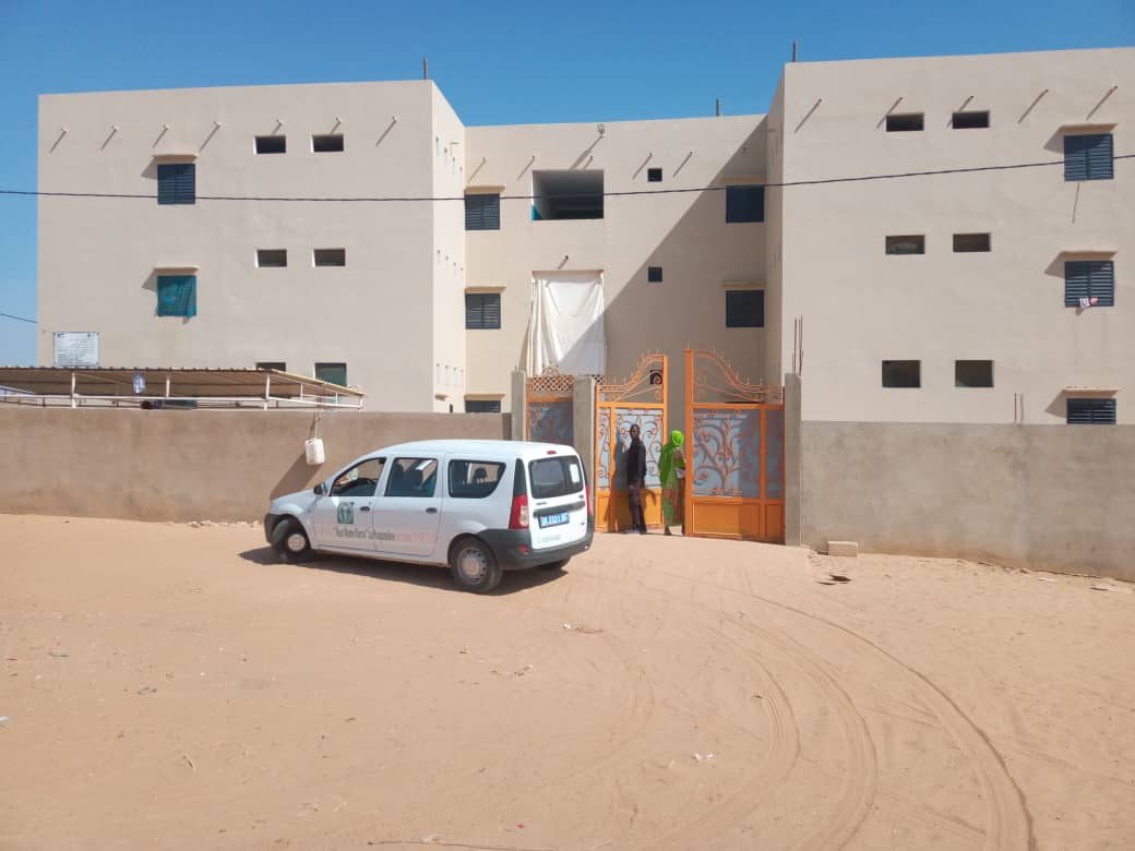L'entrée de l'orphelinat et son véhicule