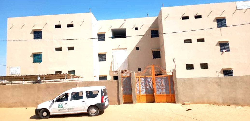 Les locaux de l'orphelinat à Darou Khadim, avec le véhicule de l'orphelinat devant le portail